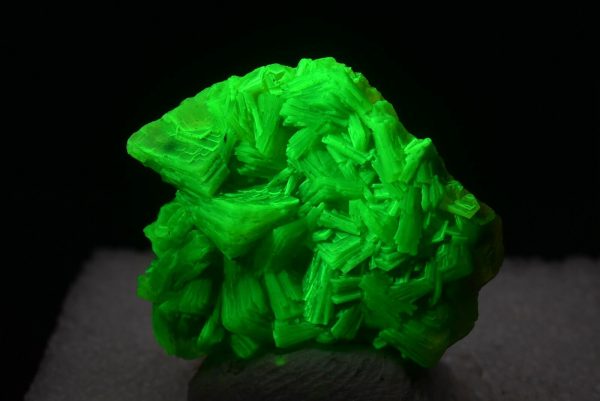 Fluorescent Uranium Ore Autunite Calco-uranite-uranium ore calcium uranyl phosphate