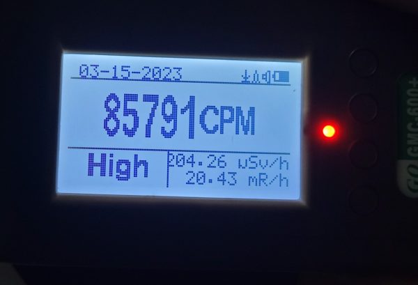 7 gram lamellar auaunite being measured with the GQ-GMC-600
