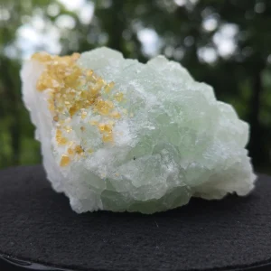 Demonstrates low-level fluorescence at 365nm, rated about 2/10 in intensity.