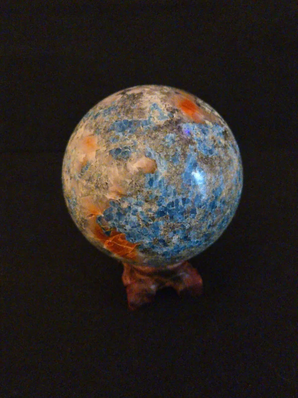Apatite in Feldspar with Unknown Radioisotope(s) - 624 Grams